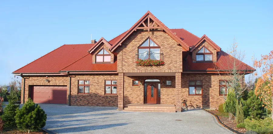 Einfamilienhaus mit Klinkerfassade und Holzfenstern