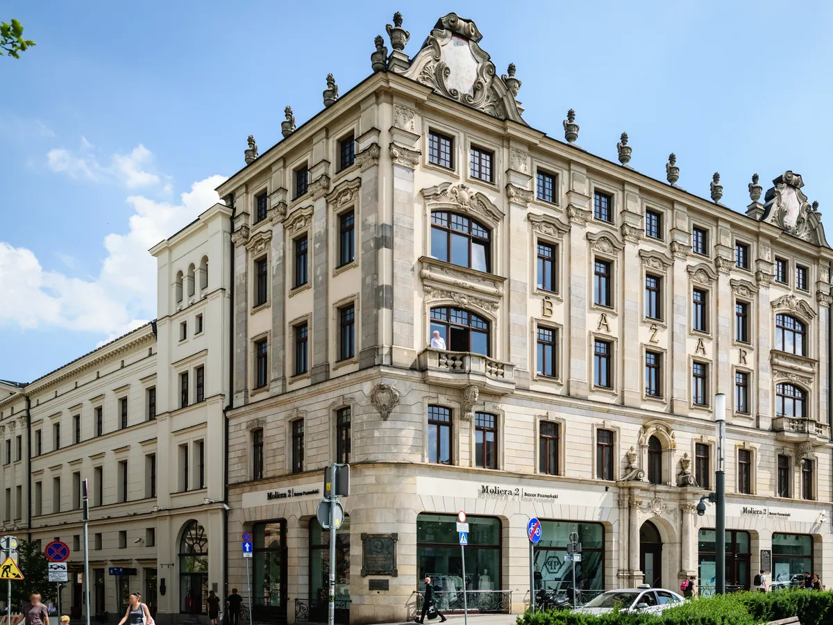 Hotel Bazar in Posen mit Holzfenstern nach historischem Vorbild