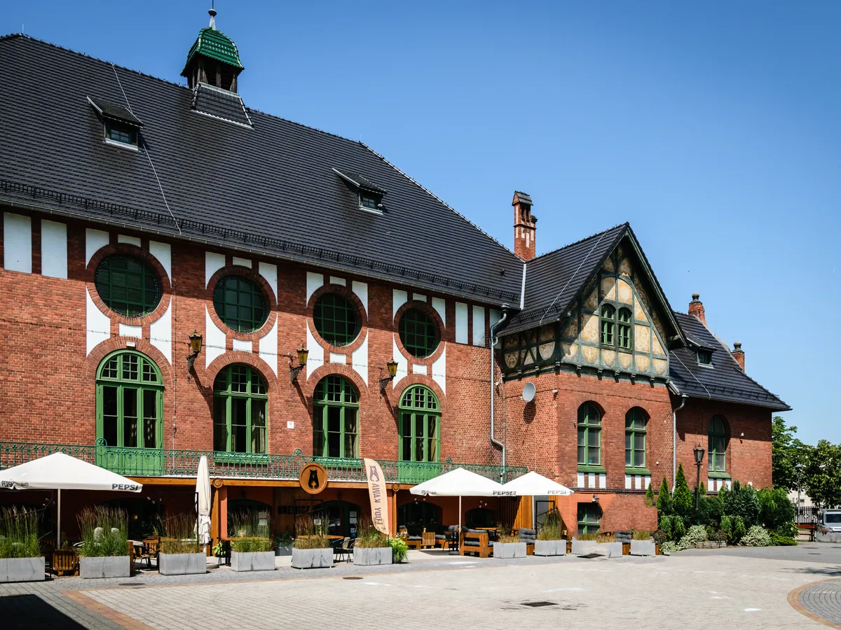 Kulturhaus Rawicz mit grünen Rundbogen- und Rundfenstern